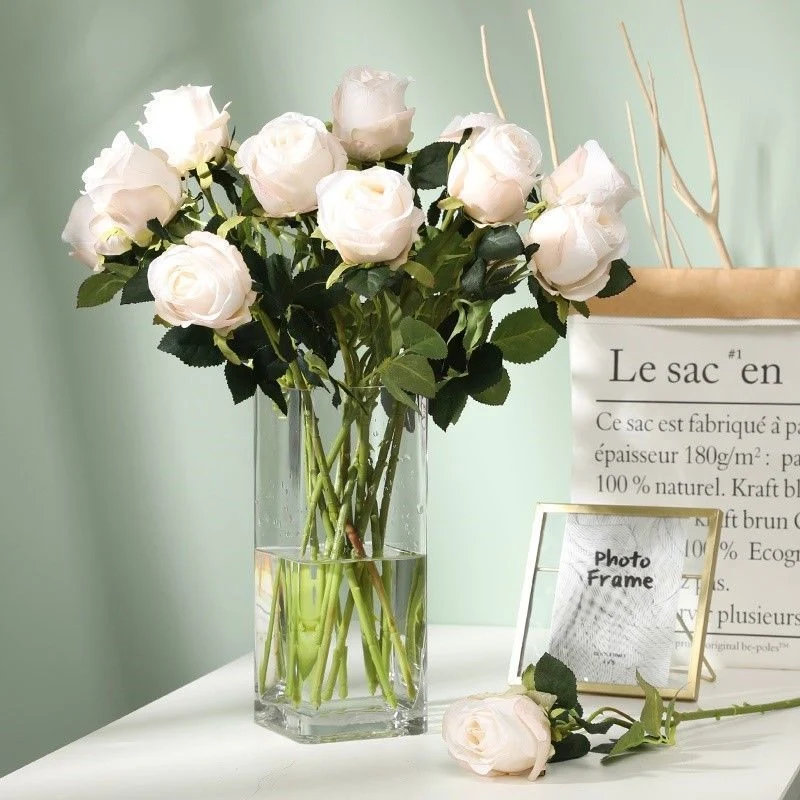 Lebensechte Rosenblumenarrangement