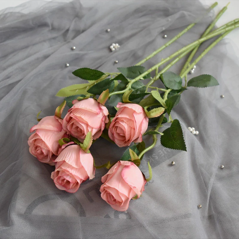 Lebensechte Rosenblumenarrangement