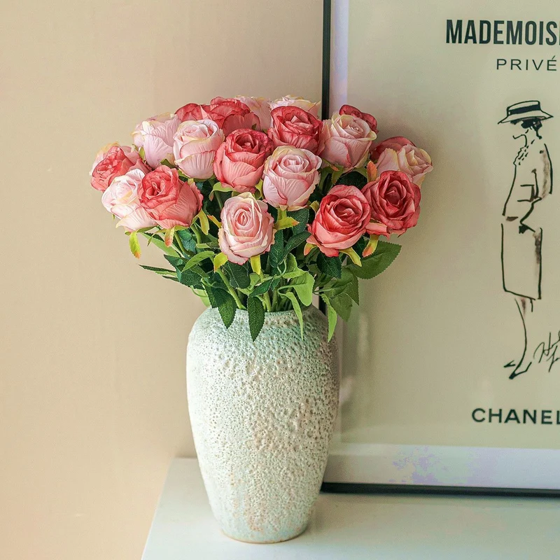 Lebensechte Rosenblumenarrangement