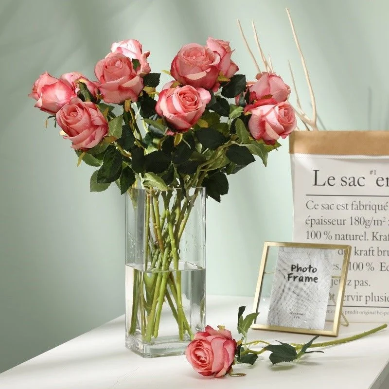 Lebensechte Rosenblumenarrangement