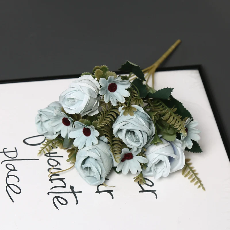 Dekorative Blumenarrangement für Tischdisplay