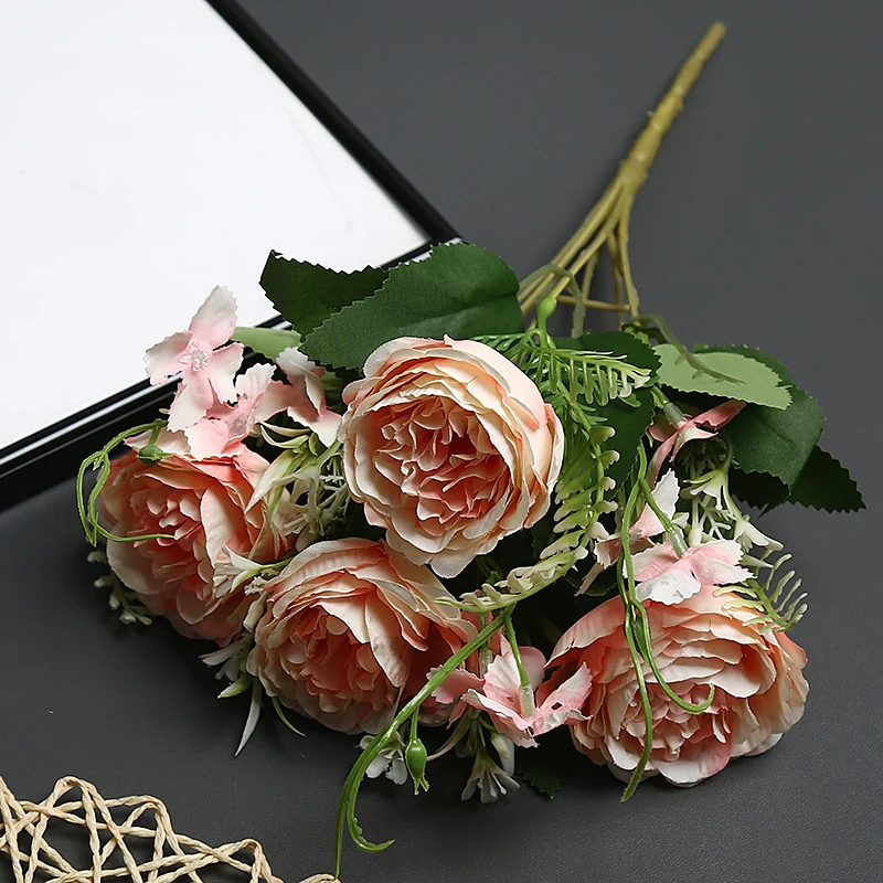 Dekorative Blumenarrangement für den Innenbereich