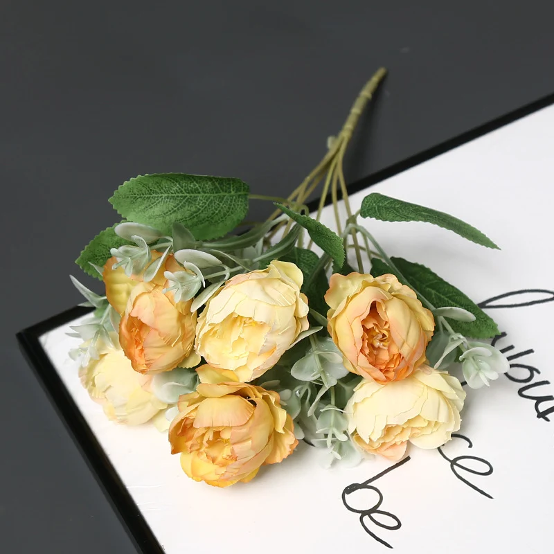 Dekorative Blumenarrangement für Tischdekoration