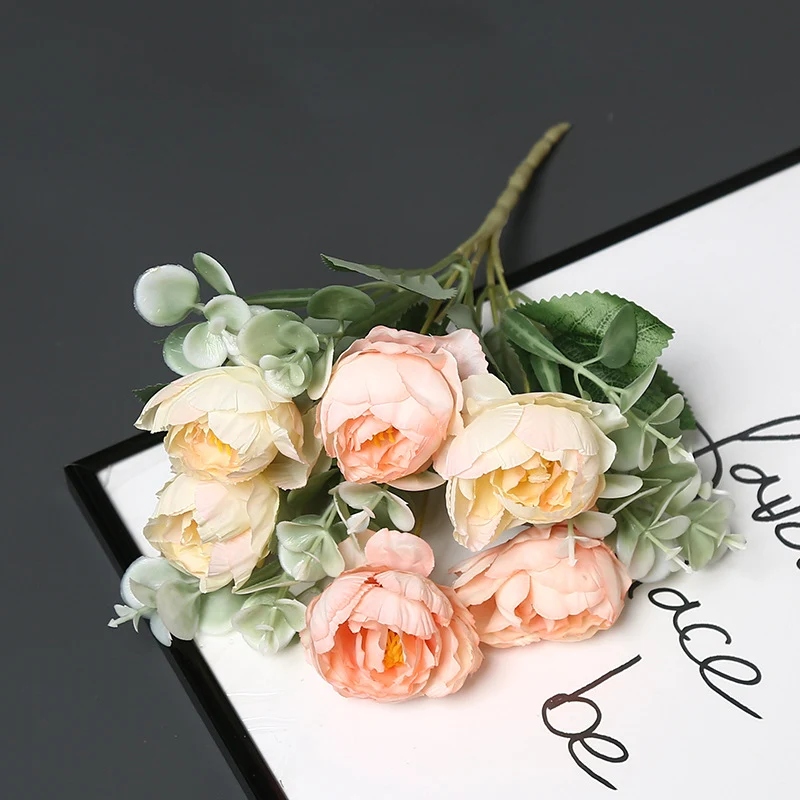 Dekorative Blumenarrangement für Tischdekoration
