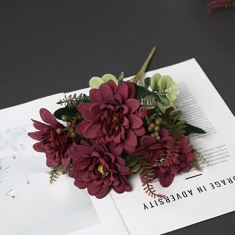 Dekorative Blumenarrangement für die Innendekoration