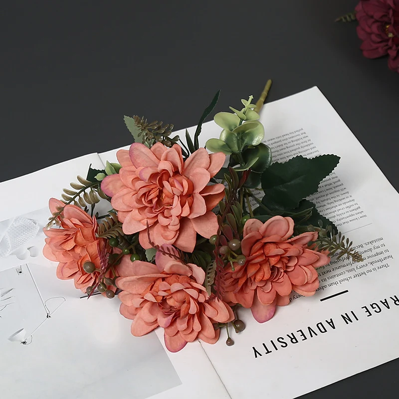 Dekorative Blumenarrangement für die Innendekoration