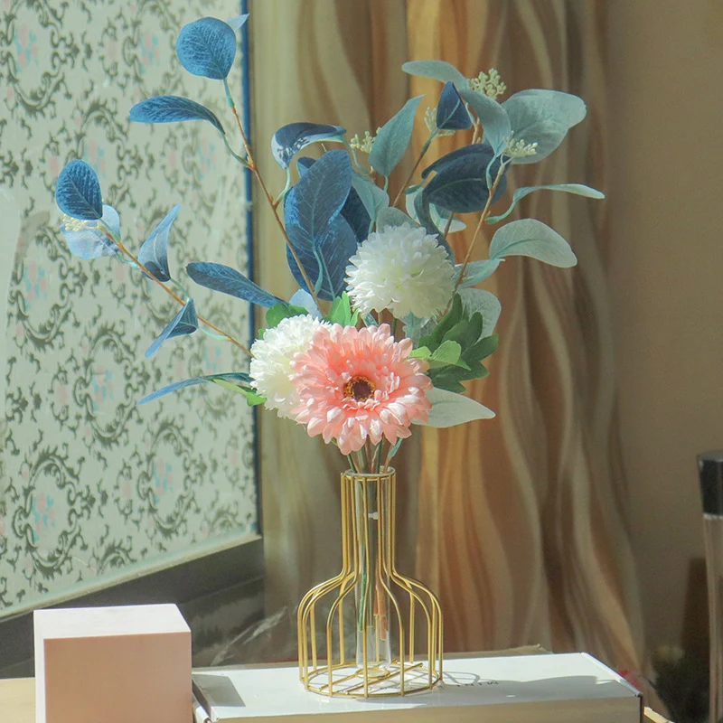Lebensechte Blumenarrangement in eleganter Vase