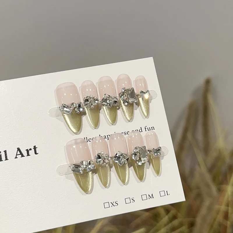 Glamouröse mit Strass veredelte Druck-Nagelkunst