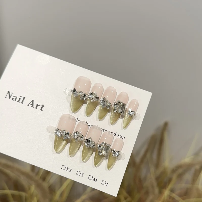 Glamouröse mit Strass veredelte Druck-Nagelkunst