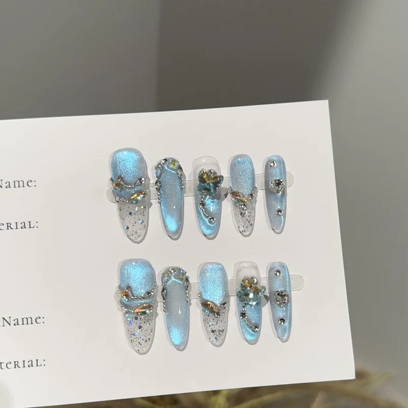 Glamouröse Press-On Nagelset mit funkelnden Akzenten
