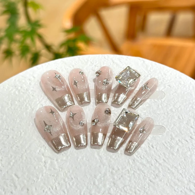 Glamourös Press-On Nagel Set mit Strass-Akzenten
