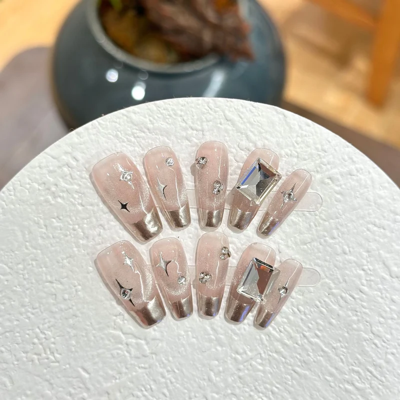 Glamourös Press-On Nagel Set mit Strass-Akzenten