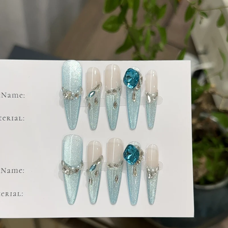 Glamourös Press-On Nagelkunstset mit Strassakzenten