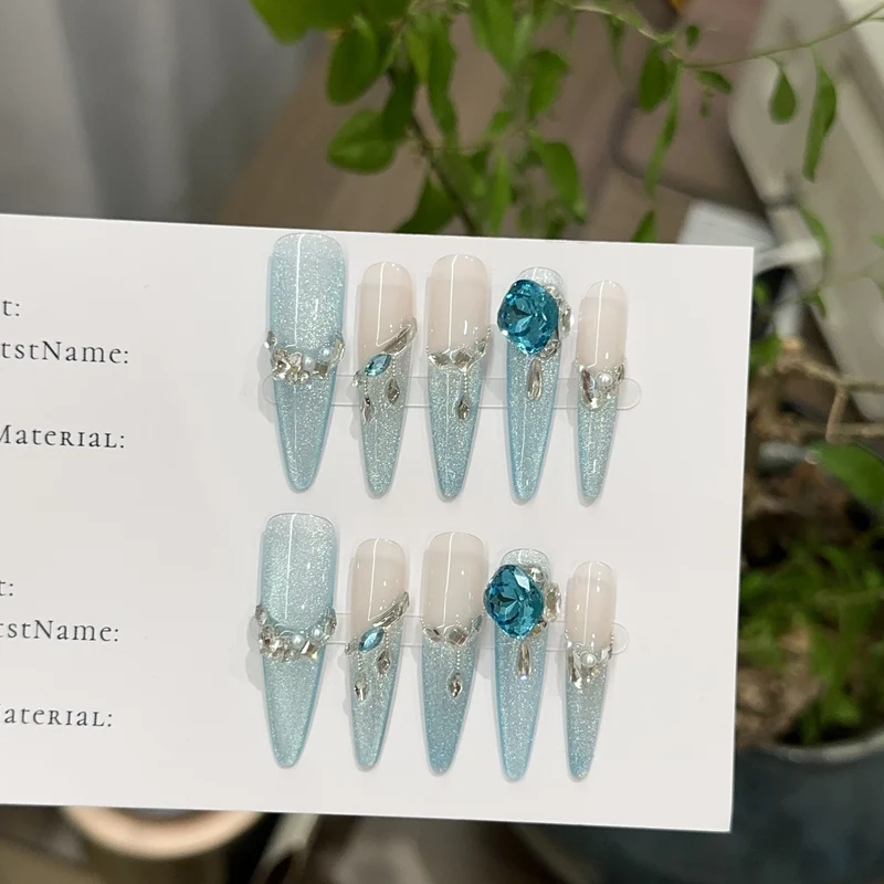 Glamourös Press-On Nagelkunstset mit Strassakzenten