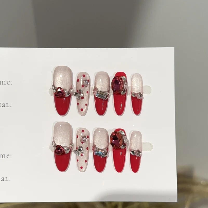 Glamourös Press-On Nagelkunstset mit Strassakzenten