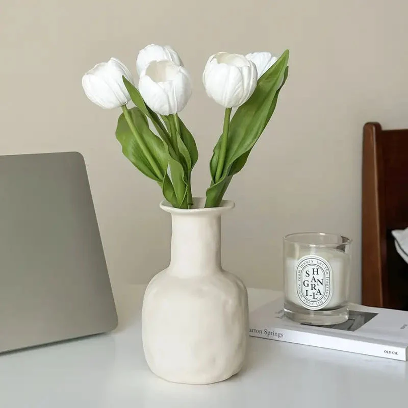 Dekorativer künstlicher Tulpenstrauß