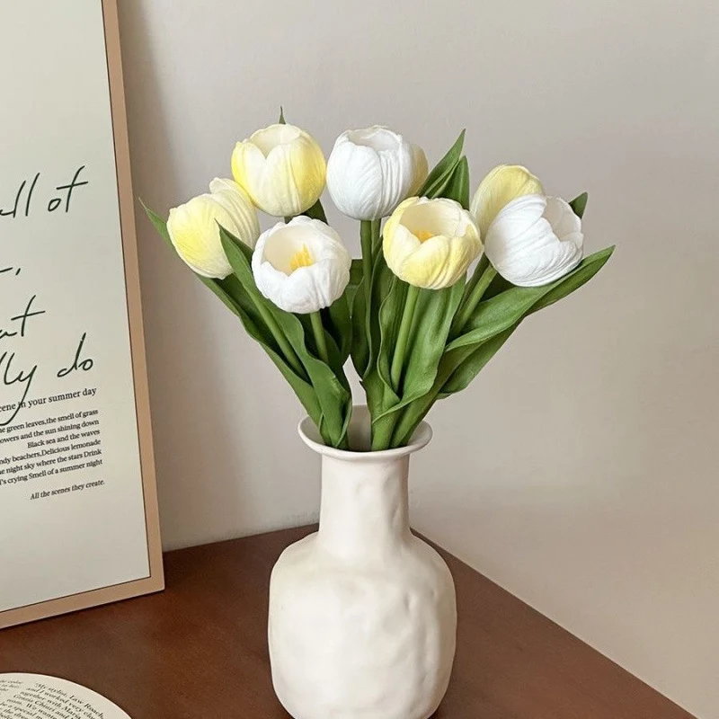 Dekorativer künstlicher Tulpenstrauß