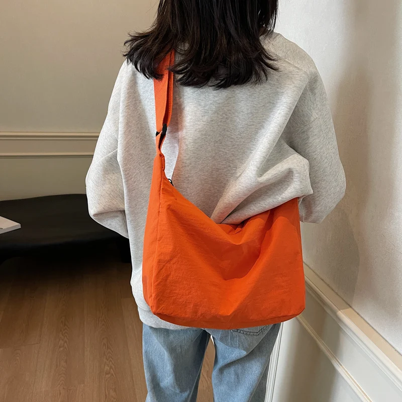 Sling Schultertasche