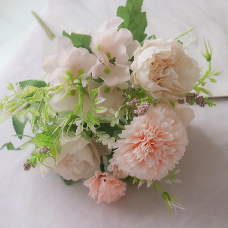 Künstliches Blumenarrangement