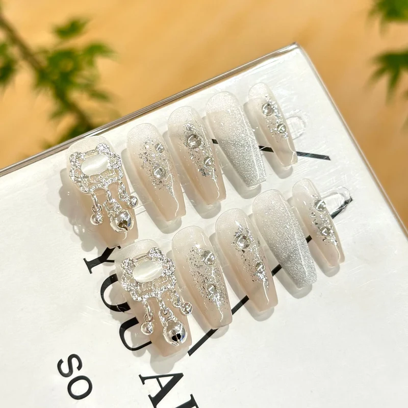 Glamouröse elegante Press-On-Nagelset mit Strassakzenten