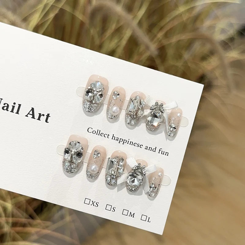 Glamouröse dekorative Press-On Nägel mit Strass-Akzenten