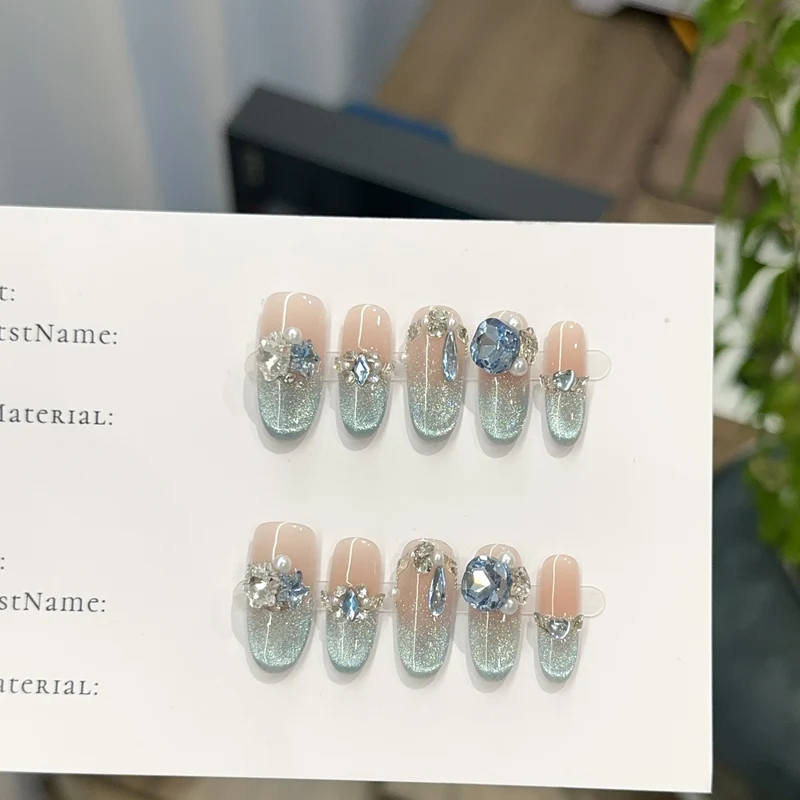 Glamouröse mit Kristallen verzierte Press-On Nagelkunst