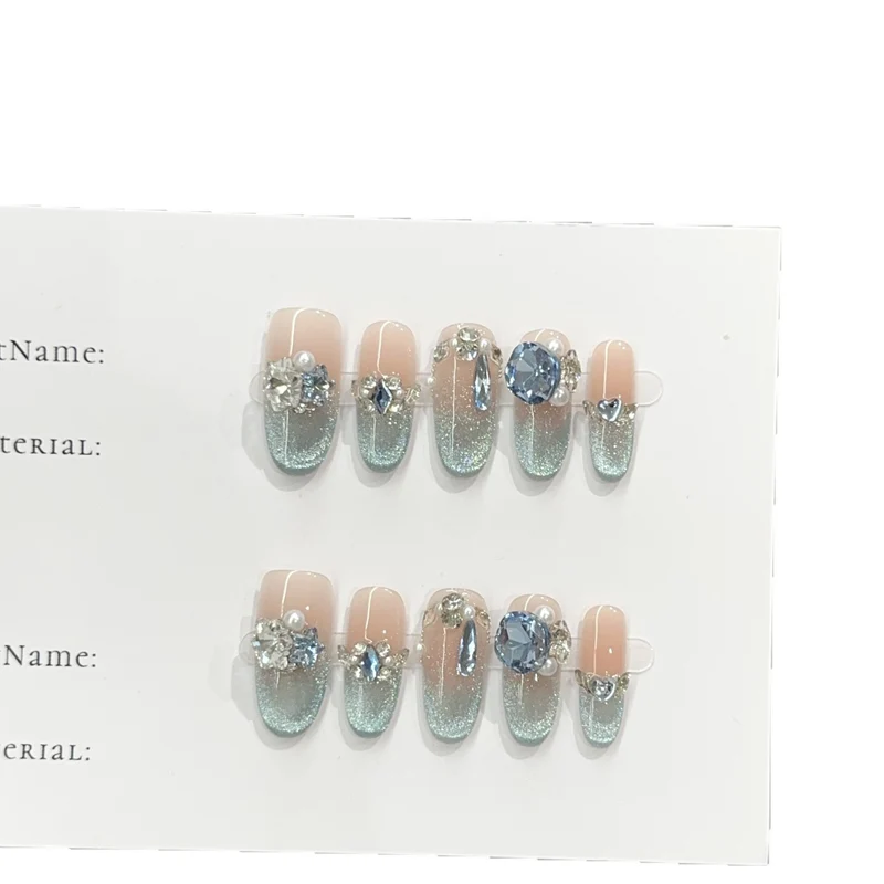 Glamouröse mit Kristallen verzierte Press-On Nagelkunst