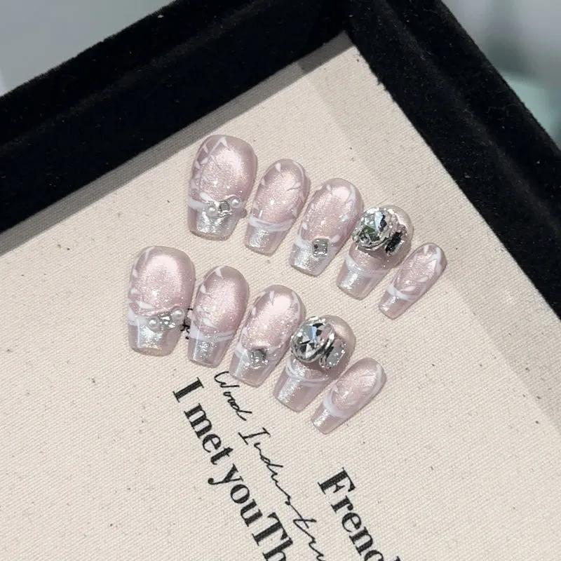 Elegantes Press-On-Nagelkunstset mit Edelsteinakzenten