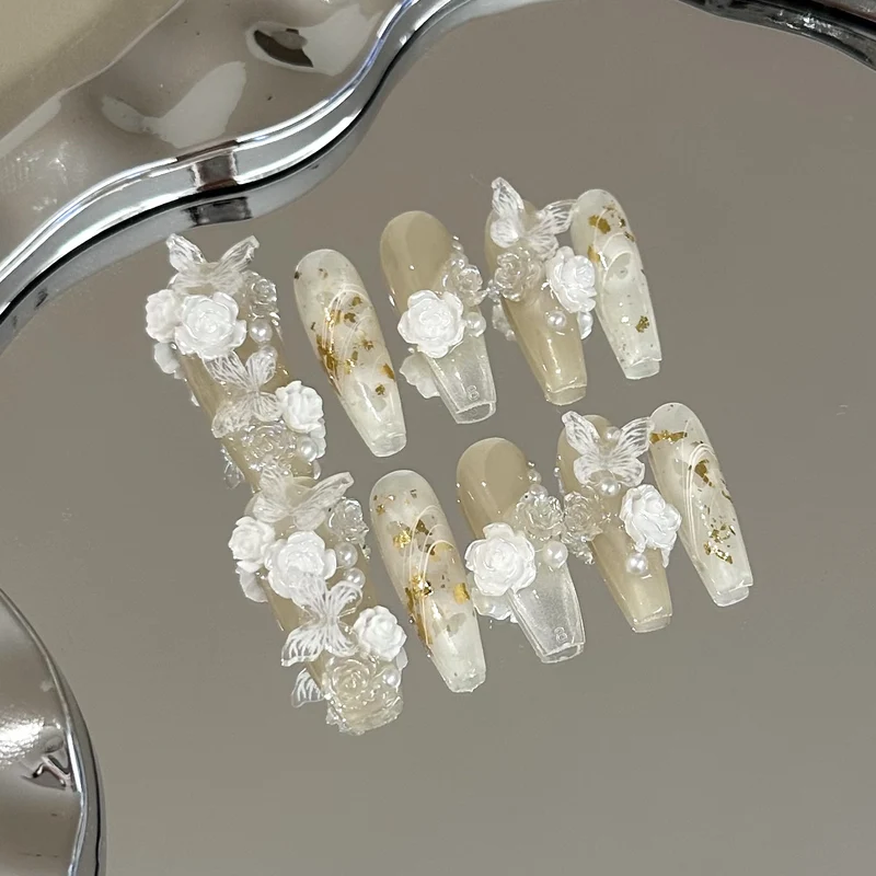 Elegantes Press-On Nagelkunst-Set mit floralen und Perlenakzenten
