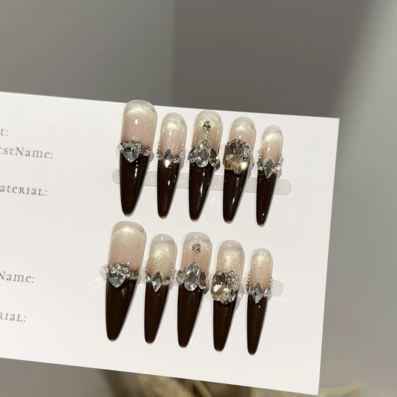 Elegante Stiletto Press-On Nagelset mit Strassakzenten