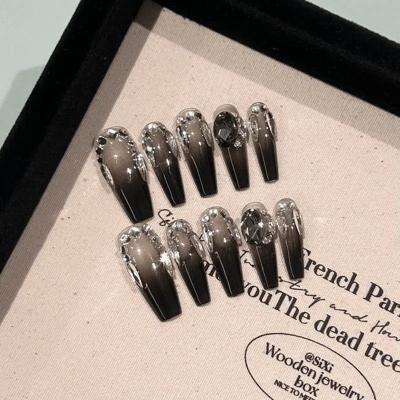 Elegantes Stiletto Press-On Nail Set mit Kristallakzenten