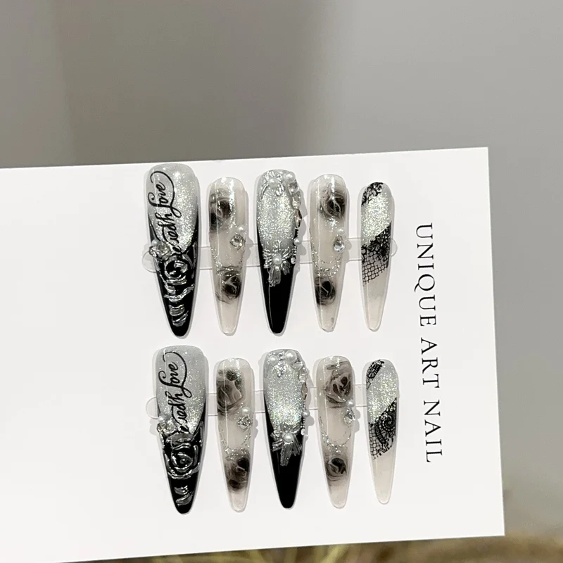 Elegantes Stiletto Press-On Nagelkunstset mit floralem und edelsteinartigem Akzenten