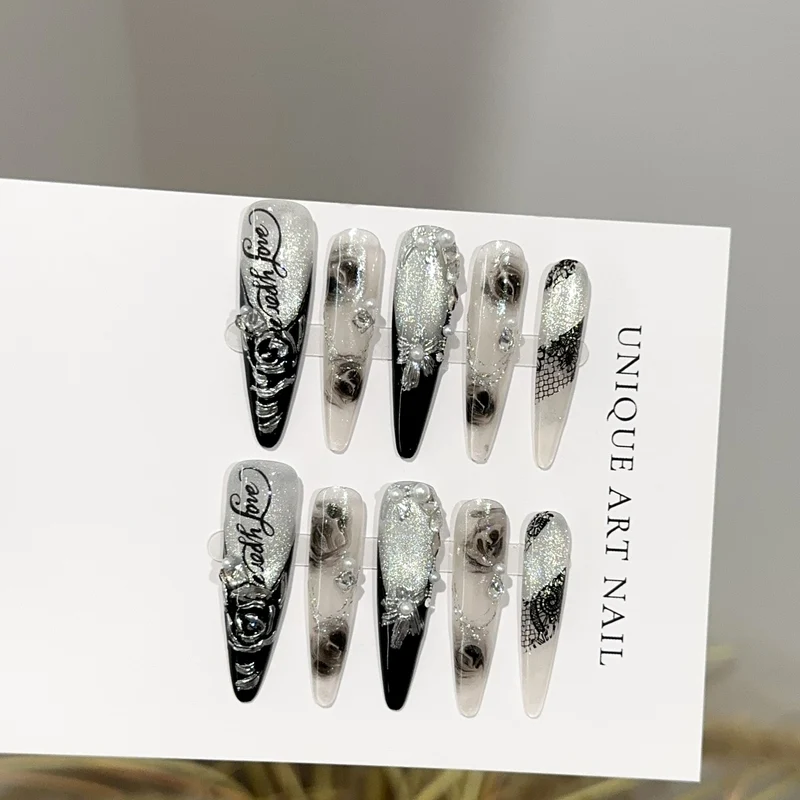 Elegantes Stiletto Press-On Nagelkunstset mit floralem und edelsteinartigem Akzenten