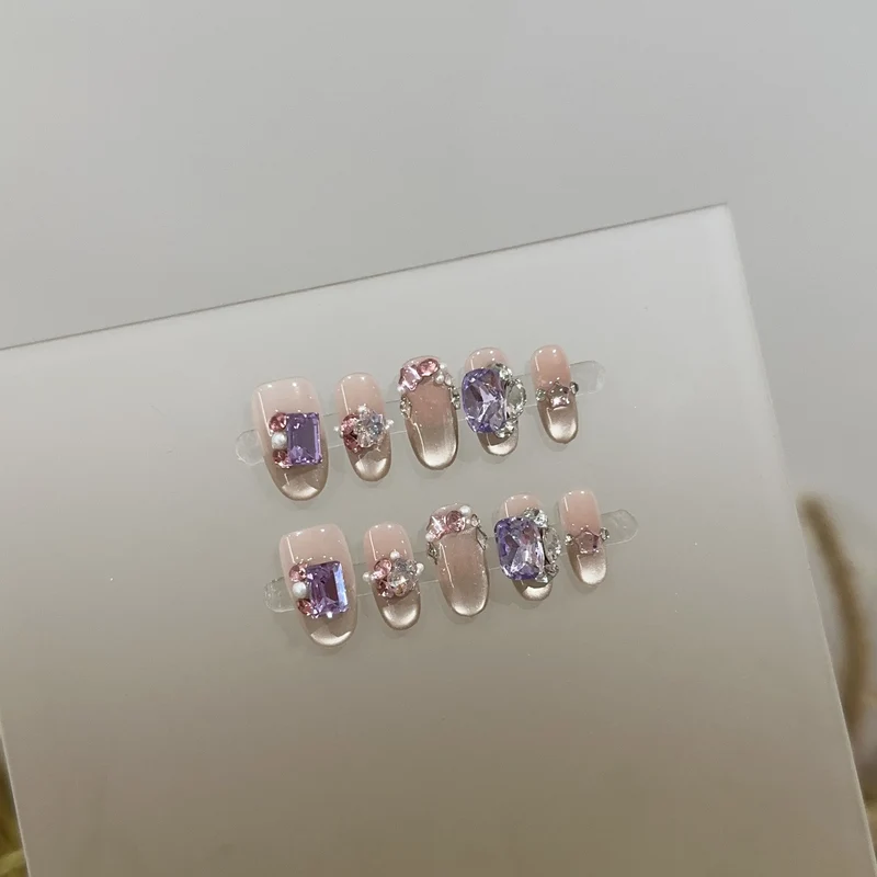 Elegante mit Rhinestones verzierte Aufklebnägel