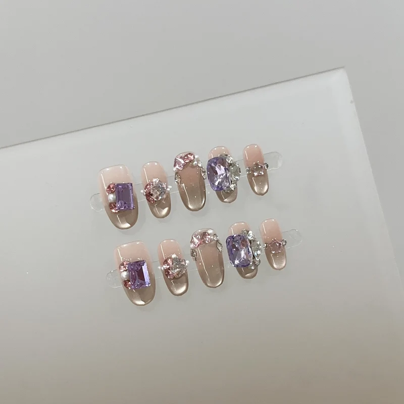 Elegante mit Rhinestones verzierte Aufklebnägel