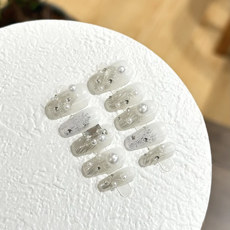 Elegantes Perlen- und Strass-Ppress-On-Nagelset