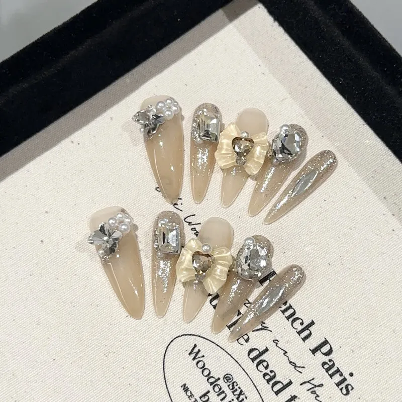 Elegantes mit Strasssteinen verziertes Press-On Nagelset