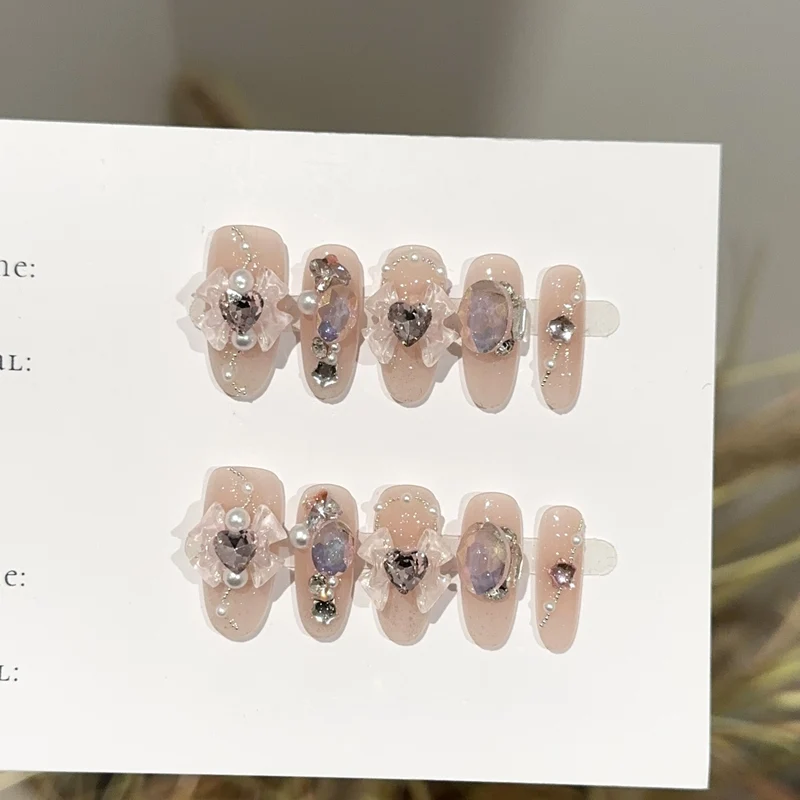 Elegantes, mit Schmuck verziertes Press-On-Nagel-Set