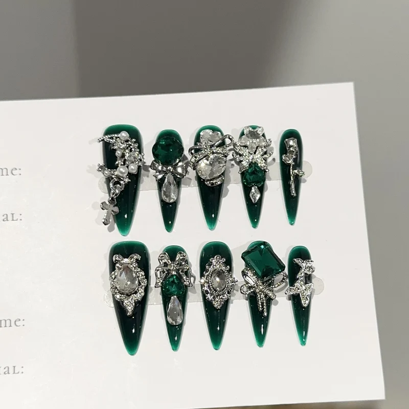 Elegante mit Edelsteinen verzierte Press-On Nägel