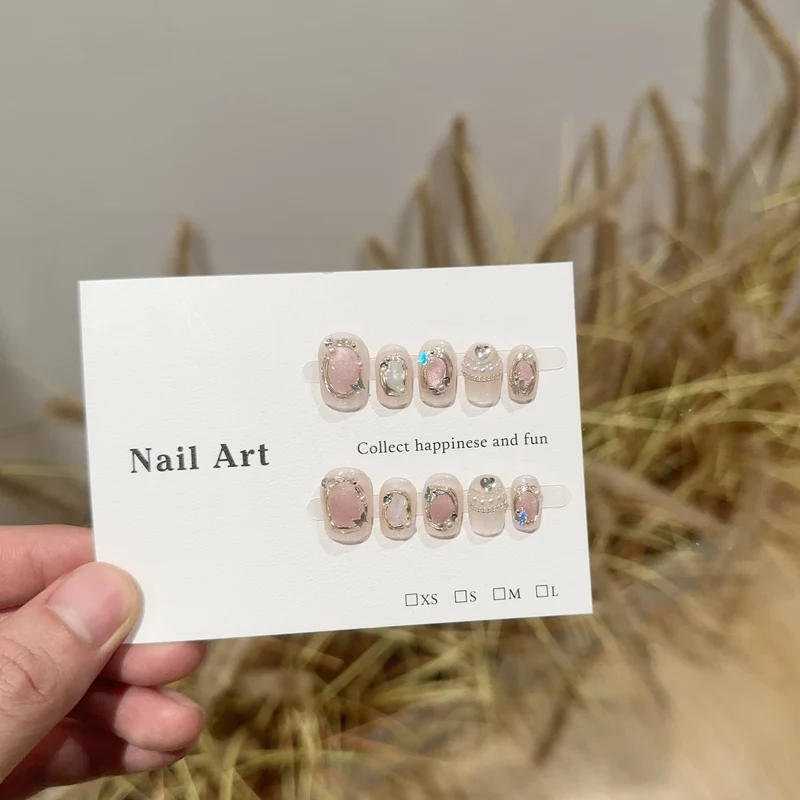 Elegantes, mit Edelsteinen verziertes Press-On-Nagelset