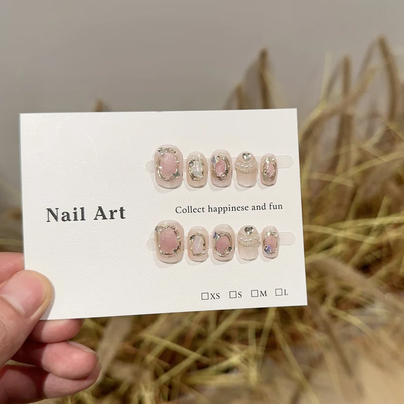 Elegantes, mit Edelsteinen verziertes Press-On-Nagelset