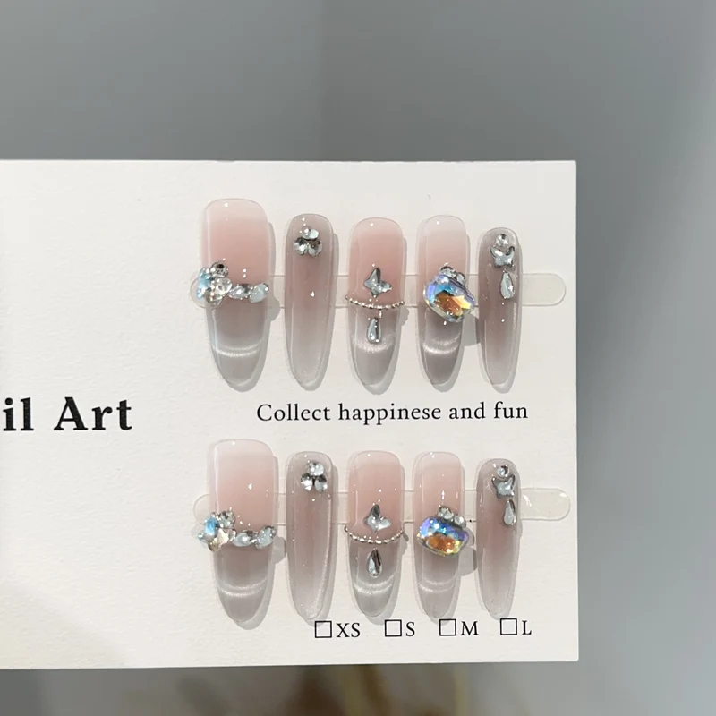 Elegantes mit Edelsteinen verziertes Press-On Nagelkunst-Set
