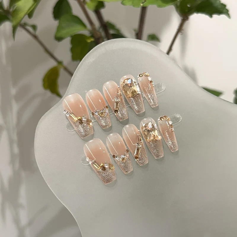 Elegante mit Edelsteinen besetzte Press-On Nägel