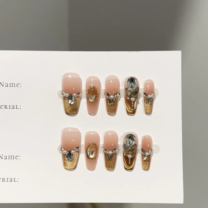 Elegantes Press-On-Nagelset mit Edelsteinakzenten