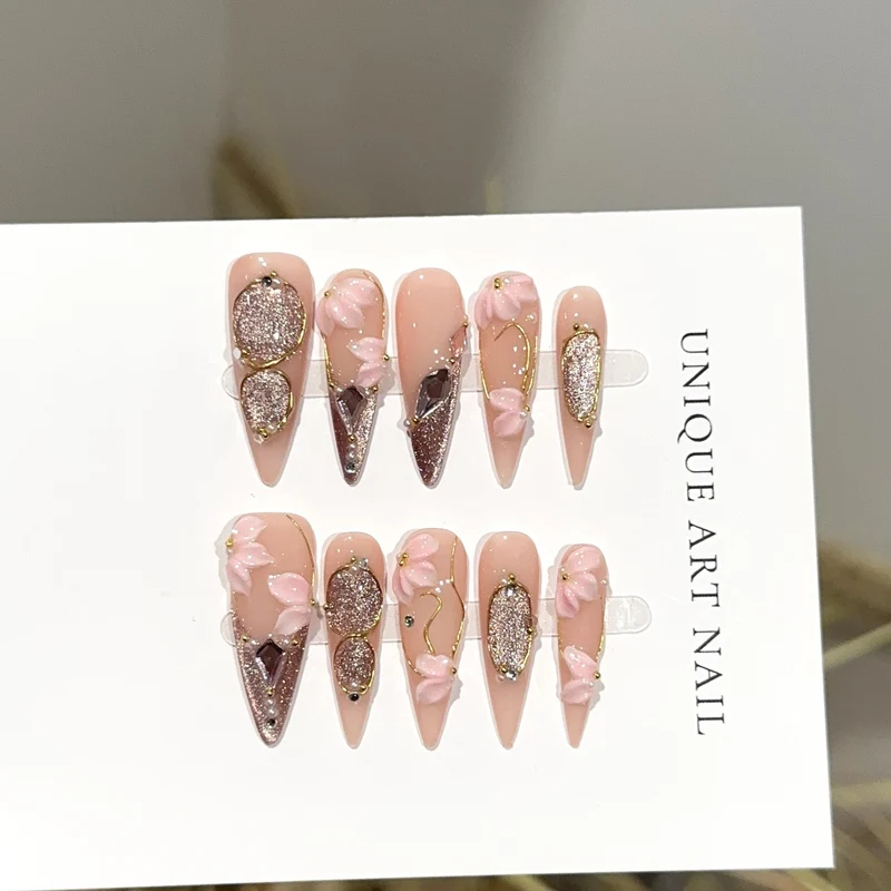 Elegantes mit Blumen verzierter Press-On Nagelkunst Set