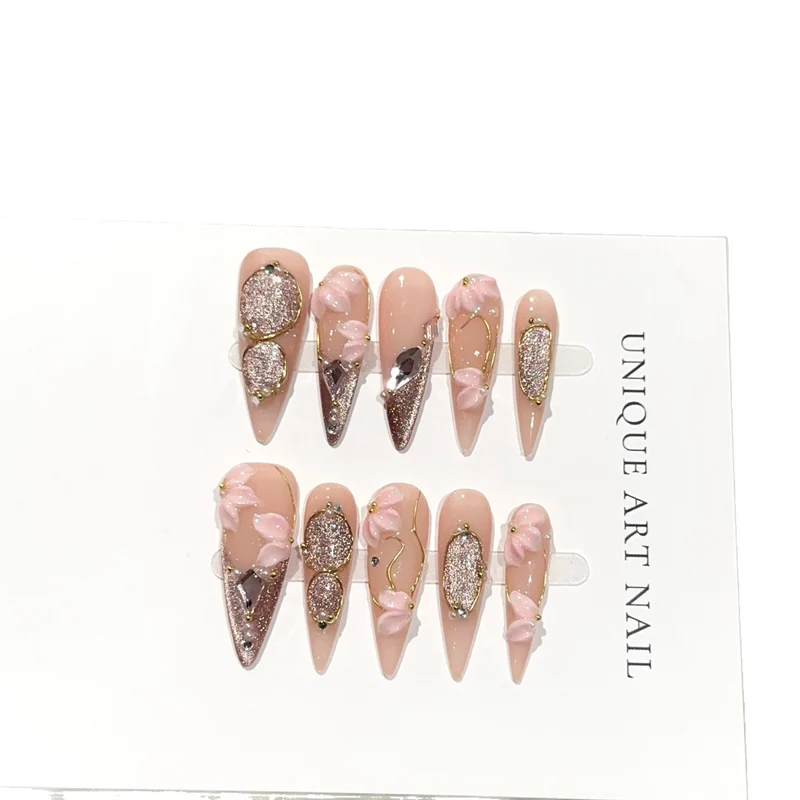 Elegantes mit Blumen verzierter Press-On Nagelkunst Set