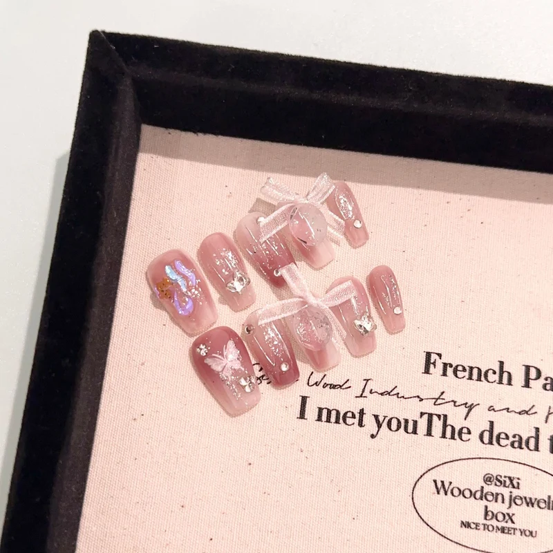 Elegantes dekoratives Press-On-Nagelset mit Schmetterlingsakzenten