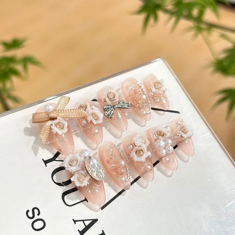 Elegantes dekoratives Press-On Nagelkunstset mit floralen Akzenten