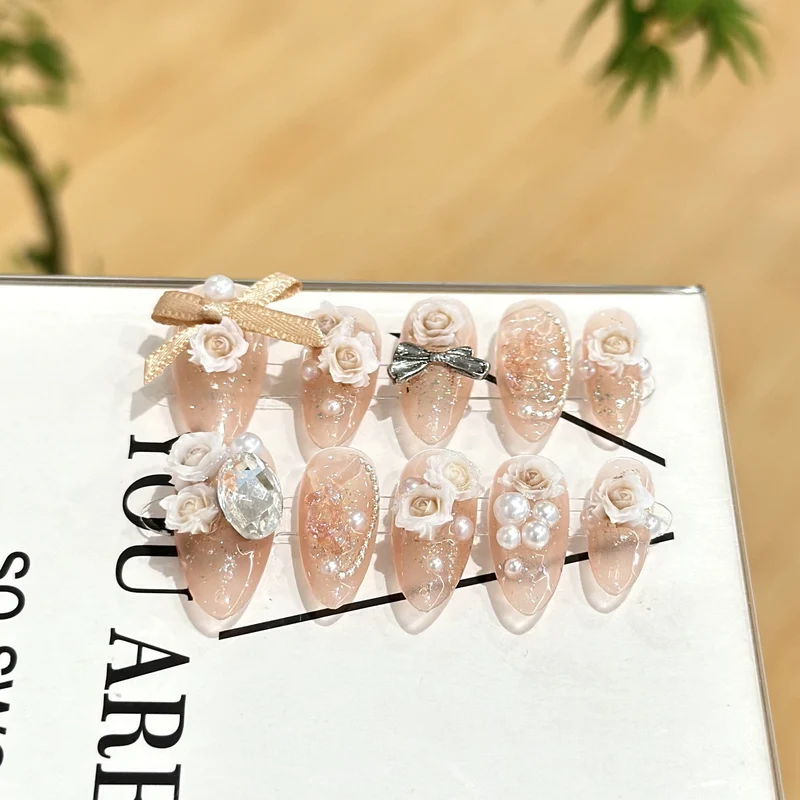 Elegantes dekoratives Press-On Nagelkunstset mit floralen Akzenten