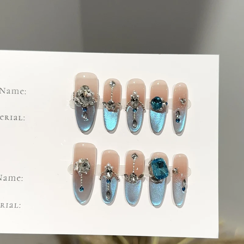 Elegantes, mit Kristallen verziertes Press-On-Nagel-Set
